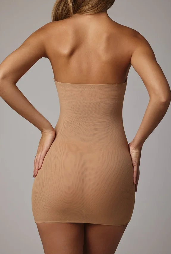 Intimates mjuk, genomskinlig bandeau-miniklänning i mandel Intimates mjuk, genomskinlig bandeau-miniklänning i mandel