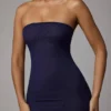 Intimates mjuk, genomskinlig bandeau-miniklänning i marinblått Intimates mjuk, genomskinlig bandeau-miniklänning i marinblått