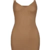 Intimates mjuk mesh-miniklänning med V-ringning i mandel Intimates mjuk mesh-miniklänning med V-ringning i mandel