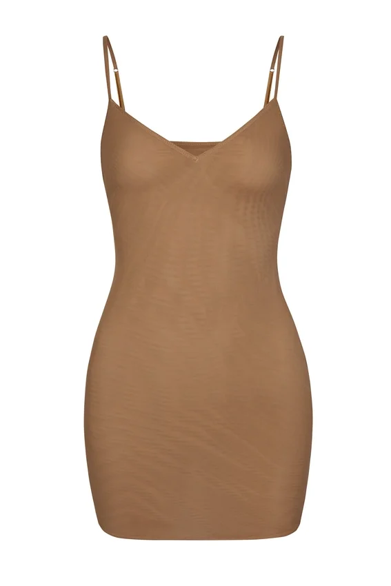 Intimates mjuk mesh-miniklänning med V-ringning i mandel Intimates mjuk mesh-miniklänning med V-ringning i mandel