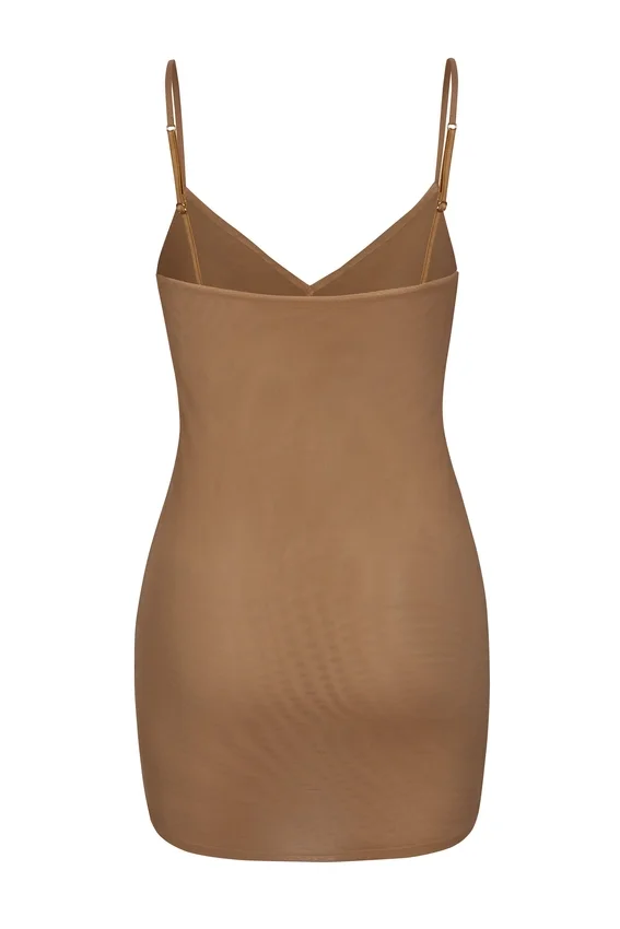 Intimates mjuk mesh-miniklänning med V-ringning i mandel Intimates mjuk mesh-miniklänning med V-ringning i mandel