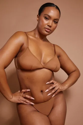 Intimates mjuk mesh-triangel-BH i ett lager i färgen Almond Intimates mjuk mesh-triangel-BH i ett lager i färgen Almond
