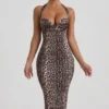Ismay midilång bodycon-klänning med lager på lager och halterneck i leopardmönster Ismay midilång bodycon-klänning med lager på lager och halterneck i leopardmönster