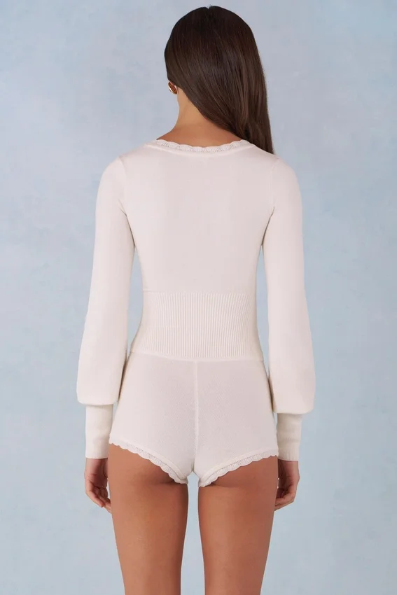 Ismera stickad långärmad jumpsuit i ivory Ismera stickad långärmad jumpsuit i ivory
