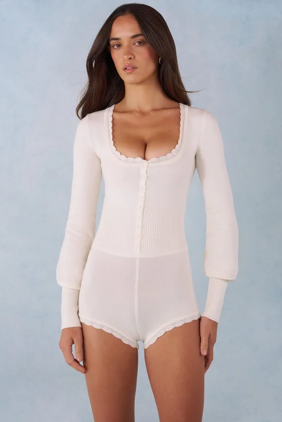 Ismera stickad långärmad jumpsuit i ivory Ismera stickad långärmad jumpsuit i ivory