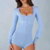 Ismera stickad långärmad jumpsuit i mjukblått Ismera stickad långärmad jumpsuit i mjukblått
