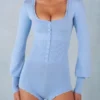 Ismera stickad långärmad jumpsuit i mjukblått Ismera stickad långärmad jumpsuit i mjukblått