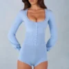 Ismera stickad långärmad jumpsuit i mjukblått Ismera stickad långärmad jumpsuit i mjukblått