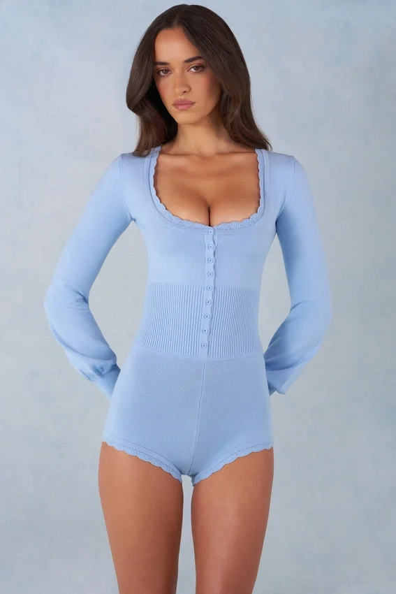 Ismera stickad långärmad jumpsuit i mjukblått Ismera stickad långärmad jumpsuit i mjukblått