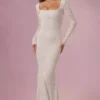 Isolde Lace Long-Sleeve Maxiklänning i ivory Isolde Lace Long-Sleeve Maxiklänning i ivory