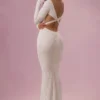 Isolde Lace Long-Sleeve Maxiklänning i ivory Isolde Lace Long-Sleeve Maxiklänning i ivory