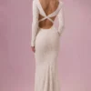 Isolde Lace Long-Sleeve Maxiklänning i ivory Isolde Lace Long-Sleeve Maxiklänning i ivory