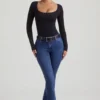 Jacey högmidjade flared-jeans i indigotvätt Jacey högmidjade flared-jeans i indigotvätt