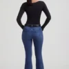 Jacey högmidjade flared-jeans i indigotvätt Jacey högmidjade flared-jeans i indigotvätt