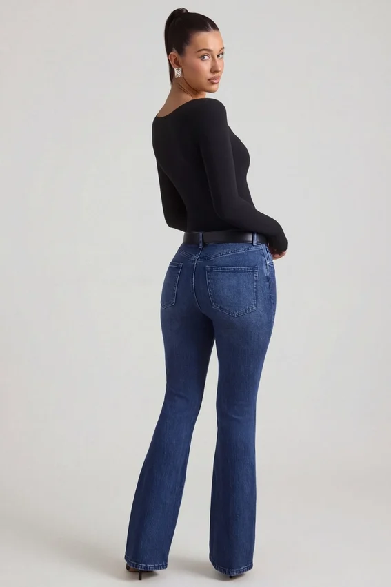Jacey högmidjade flared-jeans i indigotvätt Jacey högmidjade flared-jeans i indigotvätt