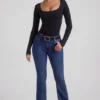 Jacey högmidjade flared-jeans i indigotvätt Jacey högmidjade flared-jeans i indigotvätt