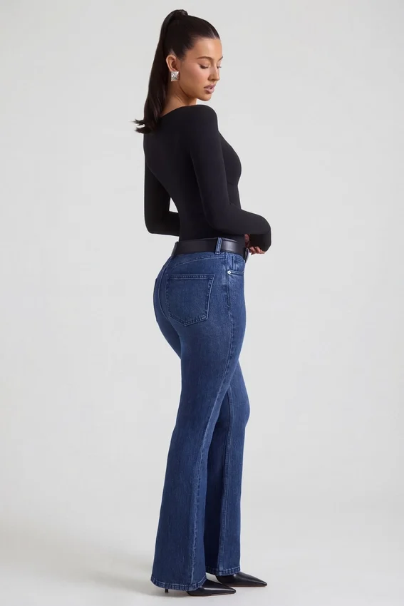 Jacey högmidjade flared-jeans i indigotvätt Jacey högmidjade flared-jeans i indigotvätt