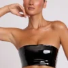 Jadis bandeau-bralette i vinyl, svart Jadis bandeau-bralette i vinyl, svart