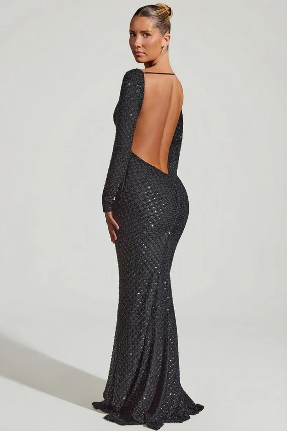 Jailene Embellished Open-Back Gown i svart Jailene Embellished Open-Back Gown i svart