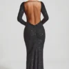 Jailene Embellished Open-Back Gown i svart Jailene Embellished Open-Back Gown i svart