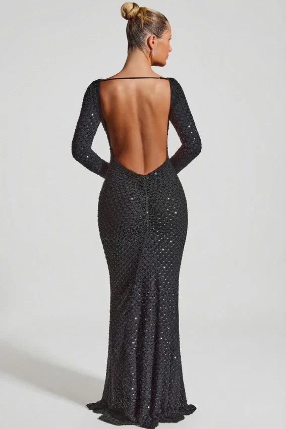Jailene Embellished Open-Back Gown i svart Jailene Embellished Open-Back Gown i svart