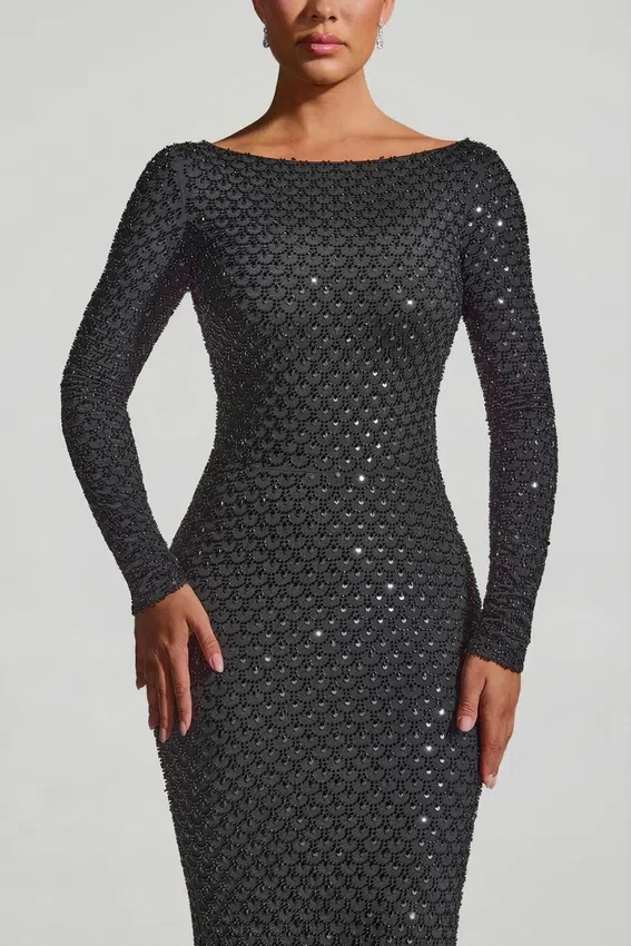 Jailene Embellished Open-Back Gown i svart Jailene Embellished Open-Back Gown i svart