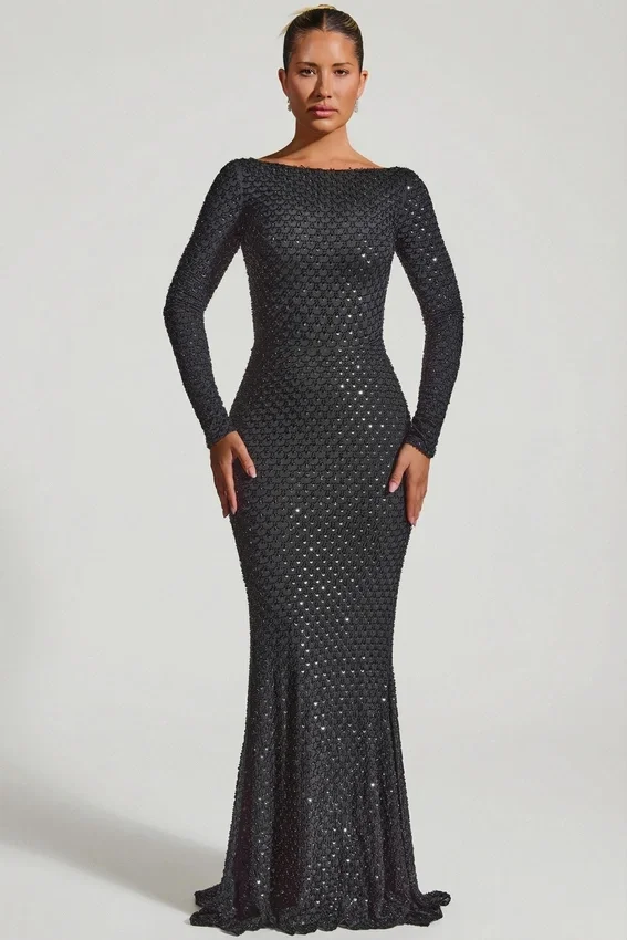 Jailene Embellished Open-Back Gown i svart Jailene Embellished Open-Back Gown i svart