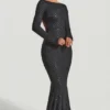 Jailene Embellished Open-Back Gown i svart Jailene Embellished Open-Back Gown i svart