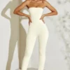 Jamila axelbandslös jumpsuit med utsvängd fåll i elfenben Jamila axelbandslös jumpsuit med utsvängd fåll i elfenben