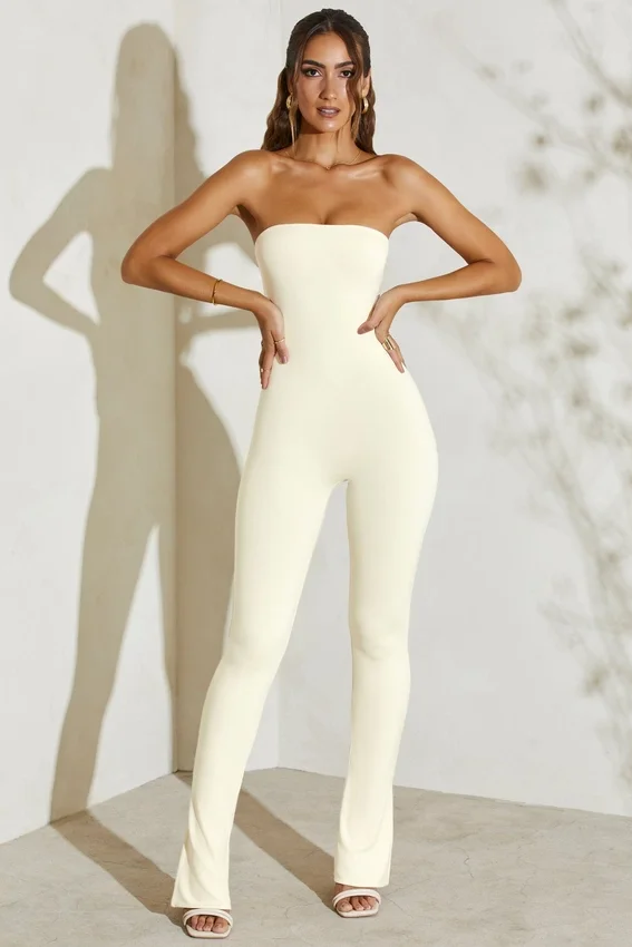 Jamila axelbandslös jumpsuit med utsvängd fåll i elfenben Jamila axelbandslös jumpsuit med utsvängd fåll i elfenben