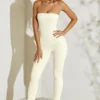 Jamila axelbandslös jumpsuit med utsvängd fåll i elfenben Jamila axelbandslös jumpsuit med utsvängd fåll i elfenben