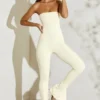 Jamila axelbandslös jumpsuit med utsvängd fåll i elfenben Jamila axelbandslös jumpsuit med utsvängd fåll i elfenben