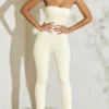 Jamila axelbandslös jumpsuit med utsvängd fåll i elfenben Jamila axelbandslös jumpsuit med utsvängd fåll i elfenben