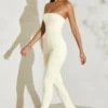 Jamila axelbandslös jumpsuit med utsvängd fåll i elfenben Jamila axelbandslös jumpsuit med utsvängd fåll i elfenben