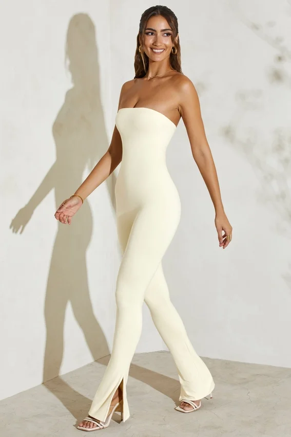 Jamila axelbandslös jumpsuit med utsvängd fåll i elfenben Jamila axelbandslös jumpsuit med utsvängd fåll i elfenben