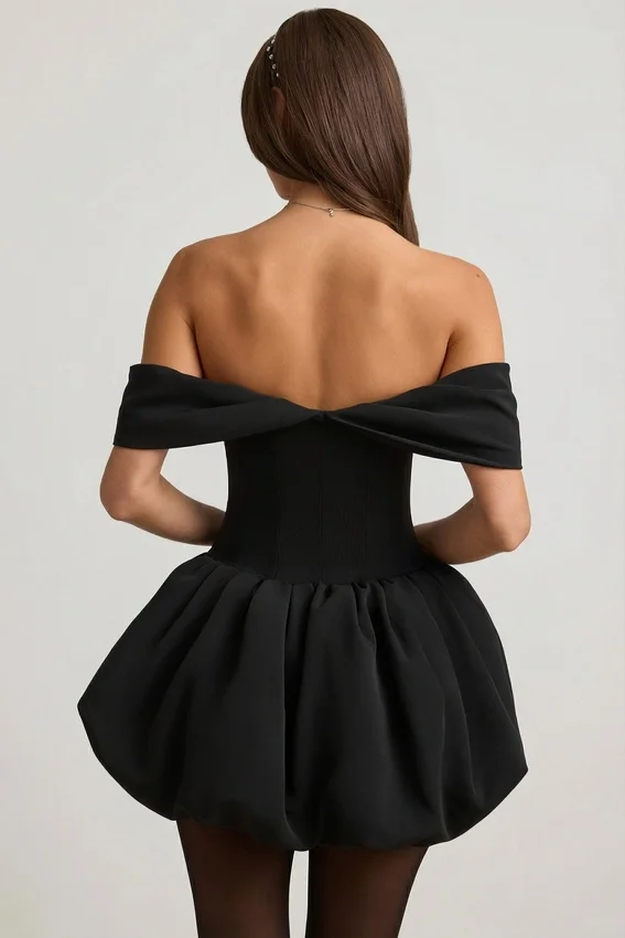 Jessamy Off-Shoulder Layered Bubble Hem Corset Miniklänning i svart Jessamy Off-Shoulder Layered Bubble Hem Corset Miniklänning i svart