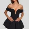 Jessamy Off-Shoulder Layered Bubble Hem Corset Miniklänning i svart Jessamy Off-Shoulder Layered Bubble Hem Corset Miniklänning i svart