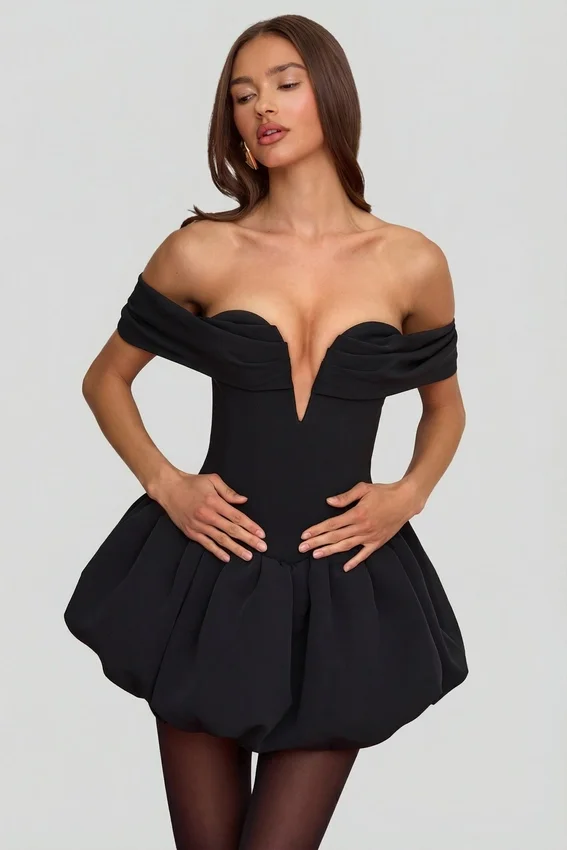 Jessamy Off-Shoulder Layered Bubble Hem Corset Miniklänning i svart Jessamy Off-Shoulder Layered Bubble Hem Corset Miniklänning i svart
