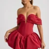 Jessamy Off-Shoulder Layered Bubble Hem Corset Miniklänning i True Red Jessamy Off-Shoulder Layered Bubble Hem Corset Miniklänning i True Red