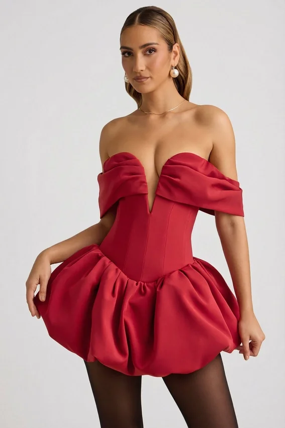 Jessamy Off-Shoulder Layered Bubble Hem Corset Miniklänning i True Red Jessamy Off-Shoulder Layered Bubble Hem Corset Miniklänning i True Red