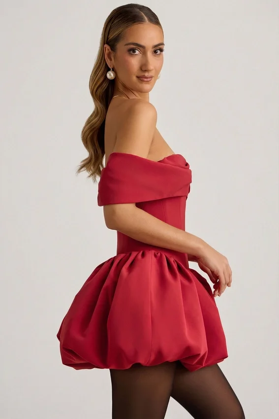 Jessamy Off-Shoulder Layered Bubble Hem Corset Miniklänning i True Red Jessamy Off-Shoulder Layered Bubble Hem Corset Miniklänning i True Red