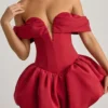 Jessamy Off-Shoulder Layered Bubble Hem Corset Miniklänning i True Red Jessamy Off-Shoulder Layered Bubble Hem Corset Miniklänning i True Red