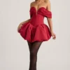 Jessamy Off-Shoulder Layered Bubble Hem Corset Miniklänning i True Red Jessamy Off-Shoulder Layered Bubble Hem Corset Miniklänning i True Red
