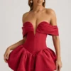 Jessamy Off-Shoulder Layered Bubble Hem Corset Miniklänning i True Red Jessamy Off-Shoulder Layered Bubble Hem Corset Miniklänning i True Red