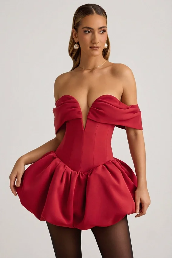 Jessamy Off-Shoulder Layered Bubble Hem Corset Miniklänning i True Red Jessamy Off-Shoulder Layered Bubble Hem Corset Miniklänning i True Red