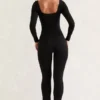 Jett långärmad jumpsuit med fyrkantig halsringning i svart Jett långärmad jumpsuit med fyrkantig halsringning i svart