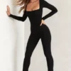 Jett långärmad jumpsuit med fyrkantig halsringning i svart Jett långärmad jumpsuit med fyrkantig halsringning i svart