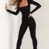 Jett långärmad jumpsuit med fyrkantig halsringning i svart Jett långärmad jumpsuit med fyrkantig halsringning i svart