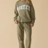 Joggingbyxor i bomullsfleece med medelhög midja i khakigrönt Joggingbyxor i bomullsfleece med medelhög midja i khakigrönt