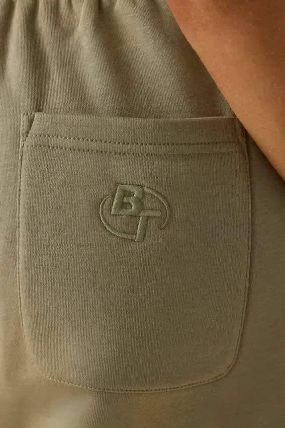 Joggingbyxor i bomullsfleece med medelhög midja i khakigrönt Joggingbyxor i bomullsfleece med medelhög midja i khakigrönt